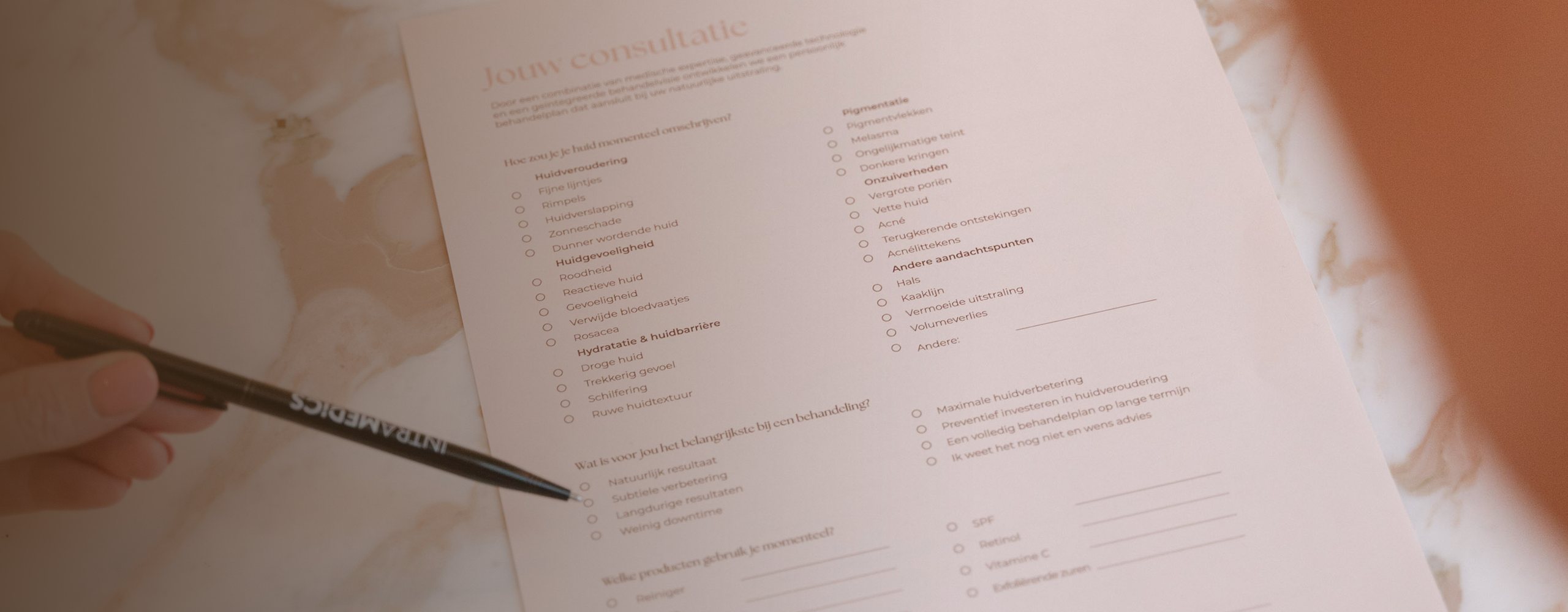 blog-praktijk-intramedics-emmagen Persoonlijke consultatie bij Art Medico Clinic met een pen van Intramedics