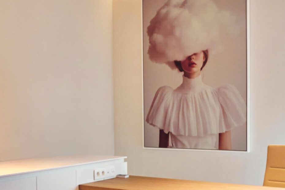 Kunstwerk in een behandelkamer van Art Medico Clinic