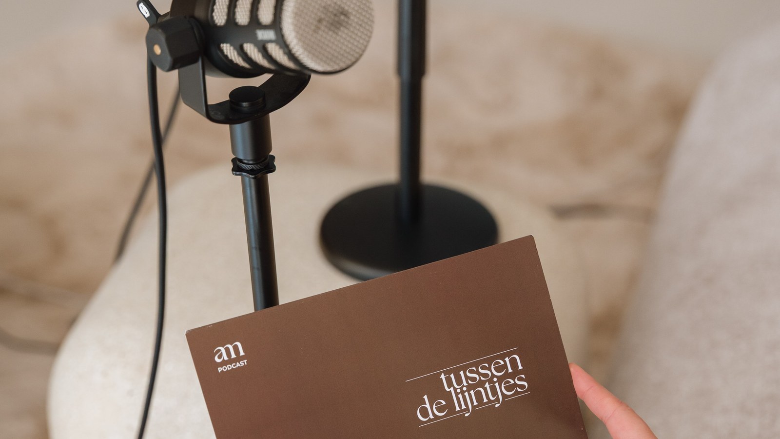 Microfoons en kaart van de podcast Tussen de lijntjes
